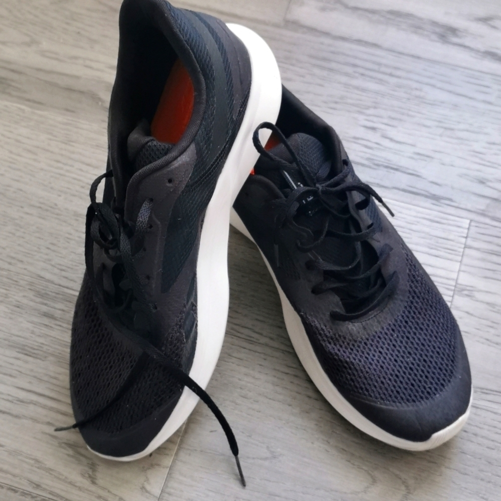 Reebok  Men's Memory Tech & black mesh uppers running shoes. Size 12. EUC